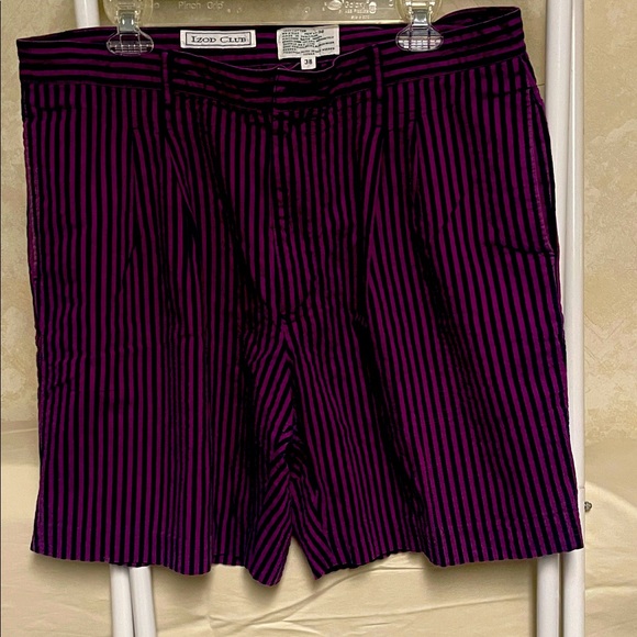 Men’s shorts.
Izod Black and Purple Stripe - Picture 1 of 3